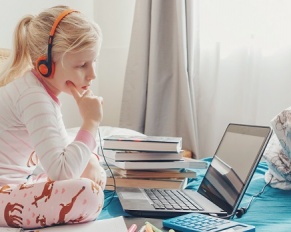 girl in bed learning online