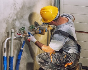 What do commercial plumbing contractors do