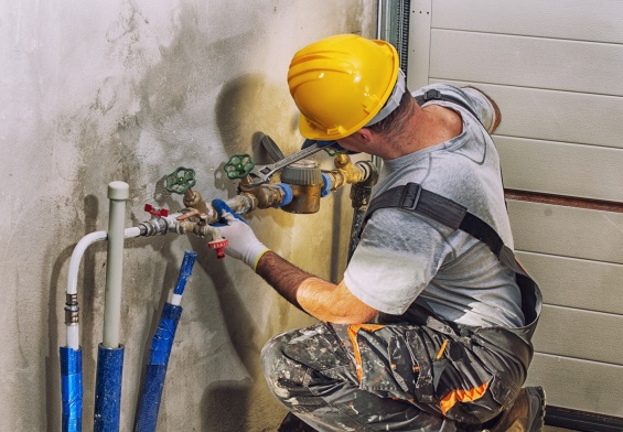 What do commercial plumbing contractors do