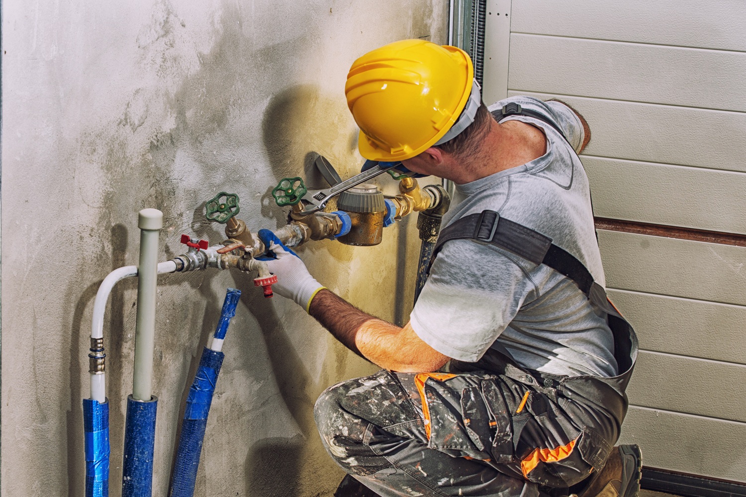 What do commercial plumbing contractors do